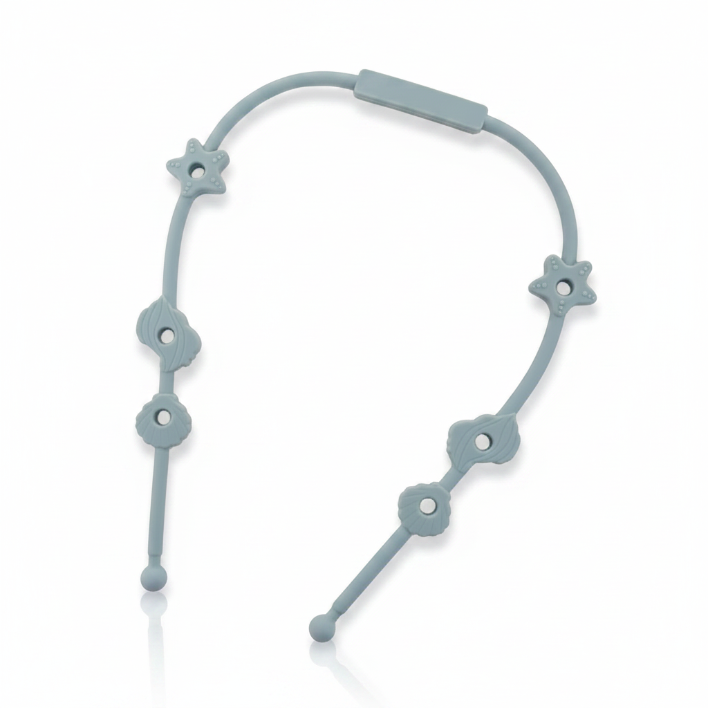 fleksibilni silikonski držač za bebi igračke i flašice u obliku dugačke trake sa reljefnim detaljima morskih zvezda i školjki na beloj pozadini.